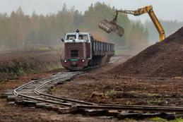 Bei Līvāni (Lettland) wird der Torf noch heute per Schmalspurbahn abgefahren