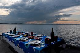 Finnischer Mittsommer, wenn es nie Nacht werden will: Spätes Abendessen am See