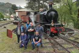 Die "Dampfgruppe" um José (Mitte) mit ihrer ex-portugiesischen Dampflokomotive auf der Drehscheibe von Puget-Théniers 27.04.2017